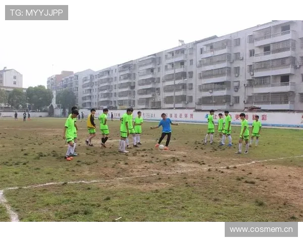 新洲区足球代表队奋勇拼搏展现青春风采助力地方体育事业发展